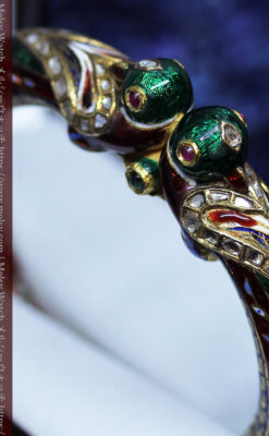 芸術的なエナメル装飾に宝石を鏤めた22金のアンティークバングル