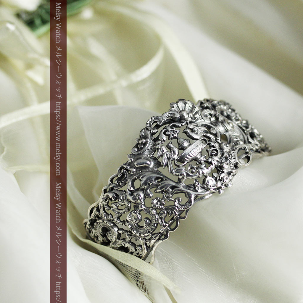 神聖な雰囲気のある銀無垢アンティークバングル・ブレスレット 【1890年頃】
