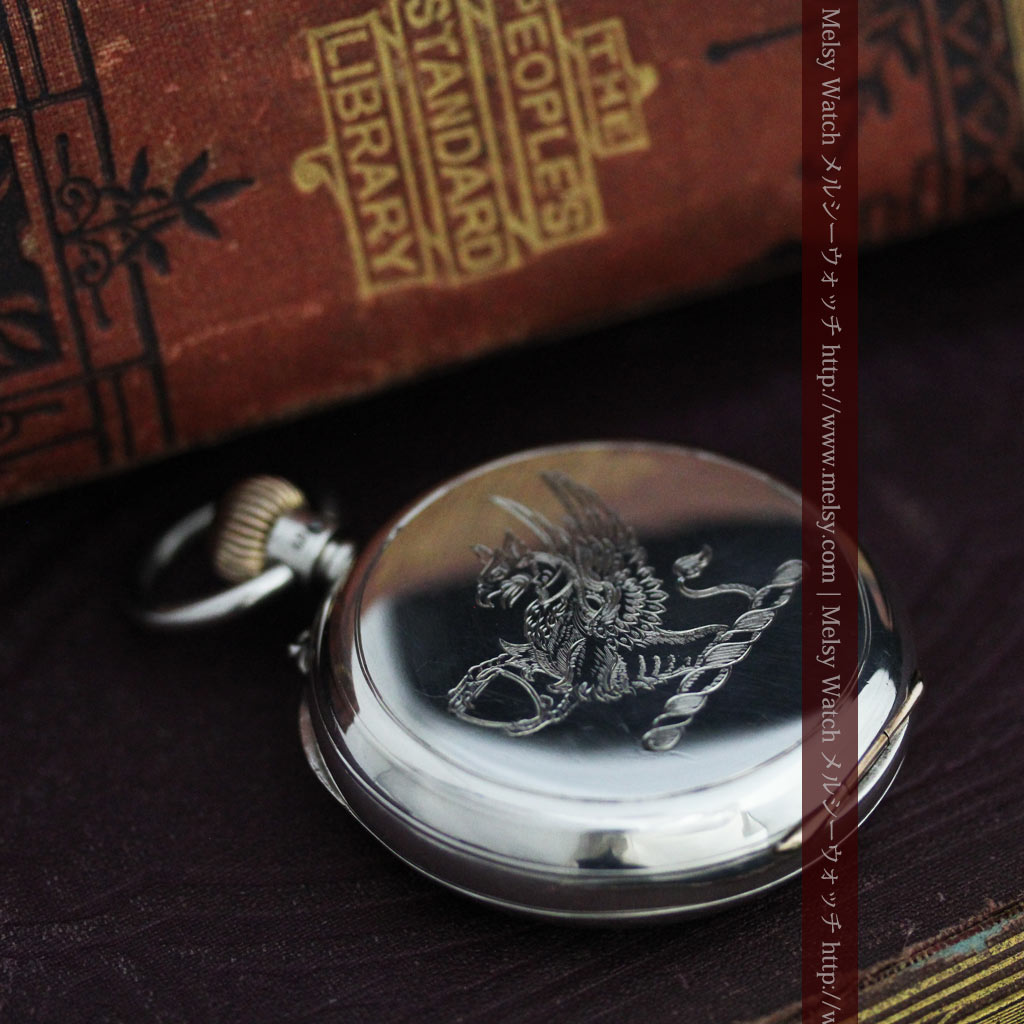 グリフォンの彫りを持つベンソン＆ロンジン 大英帝国の銀無垢アンティーク懐中時計【1886年製】