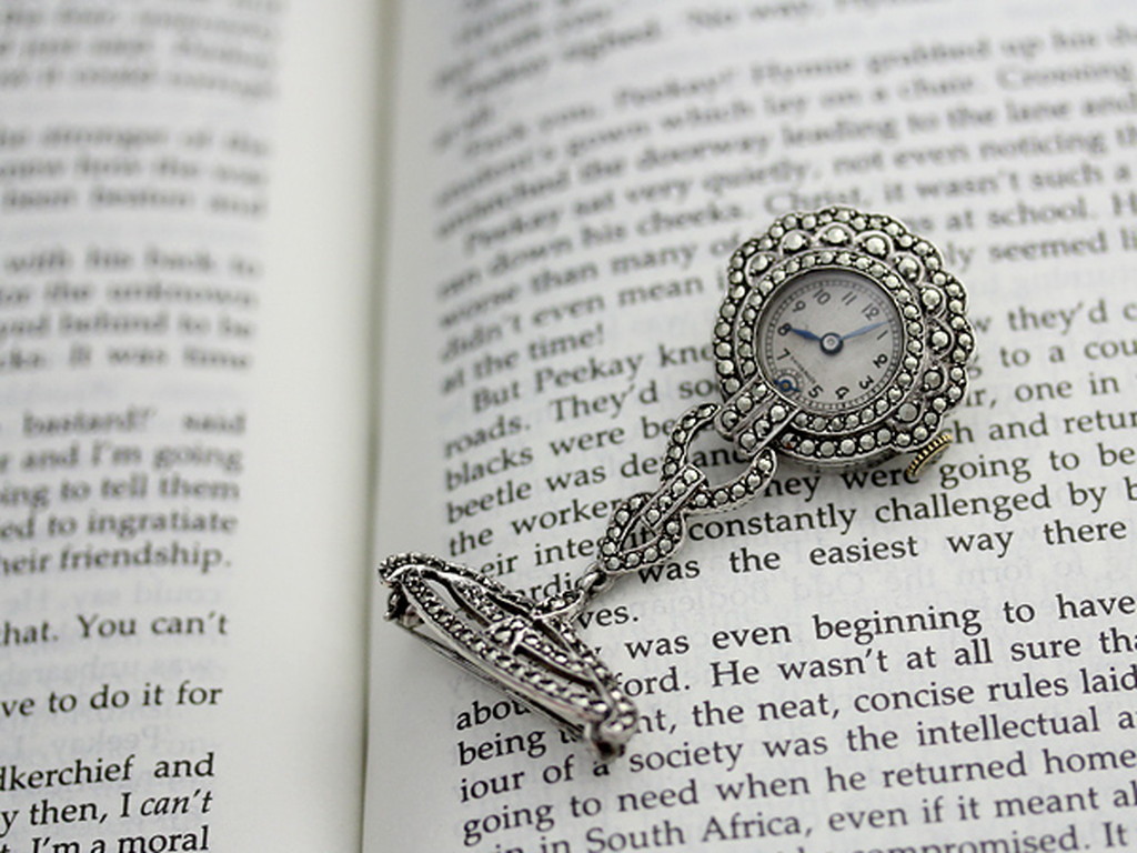 ブローチ型 銀無垢アンティーク宝飾時計 豪華な143石 【1938年頃】
