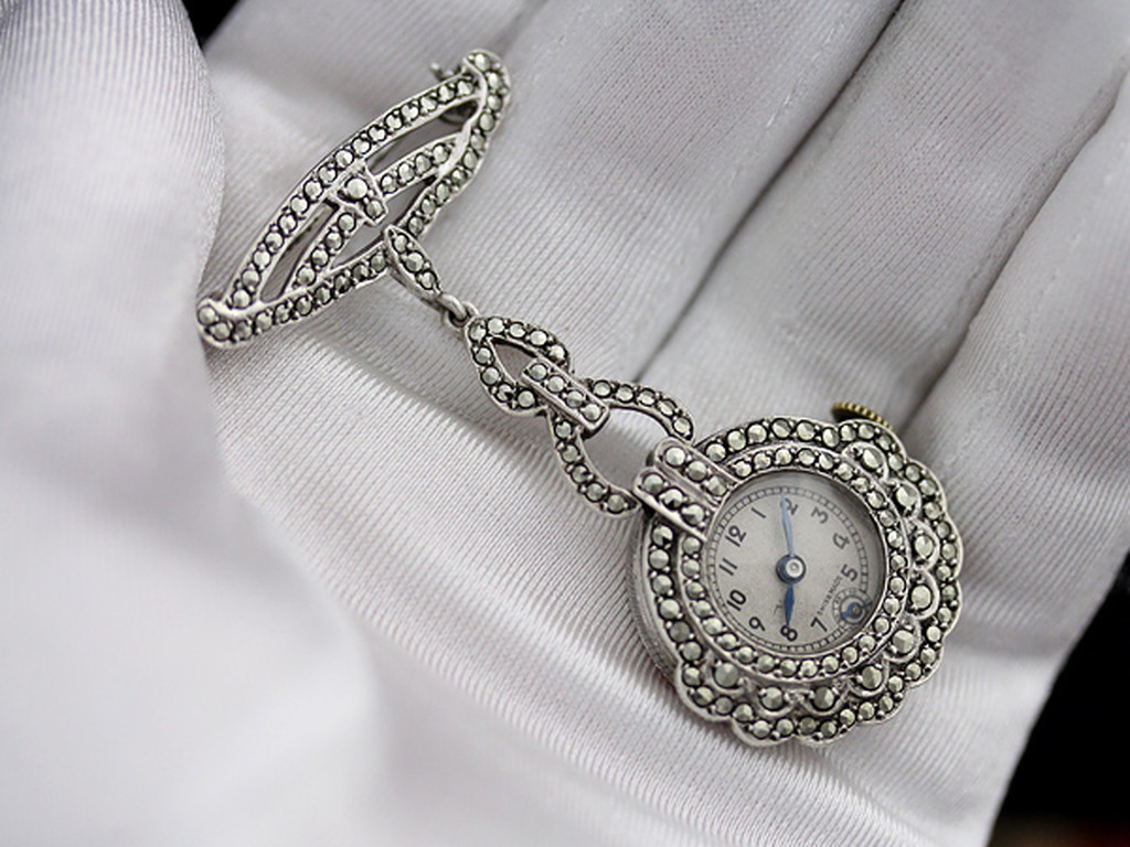 ブローチ型 銀無垢アンティーク宝飾時計 豪華な143石 【1938年頃】