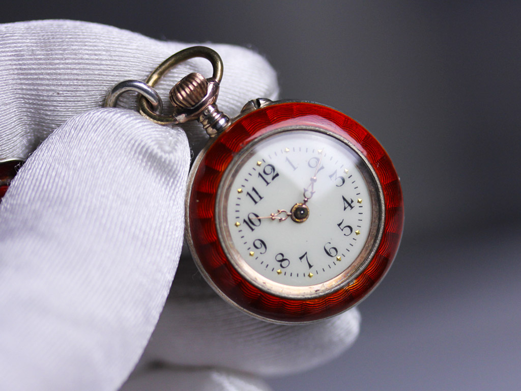 赤いエナメル装飾 ブローチ付き銀無垢アンティーク懐中時計 【1890年頃】
