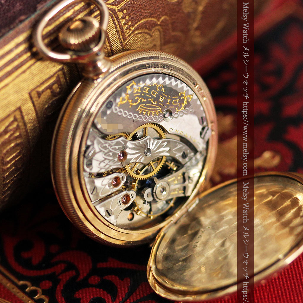 ワインレッドと金彩装飾 ハンプデンのアンティーク懐中時計 【1908年製】
