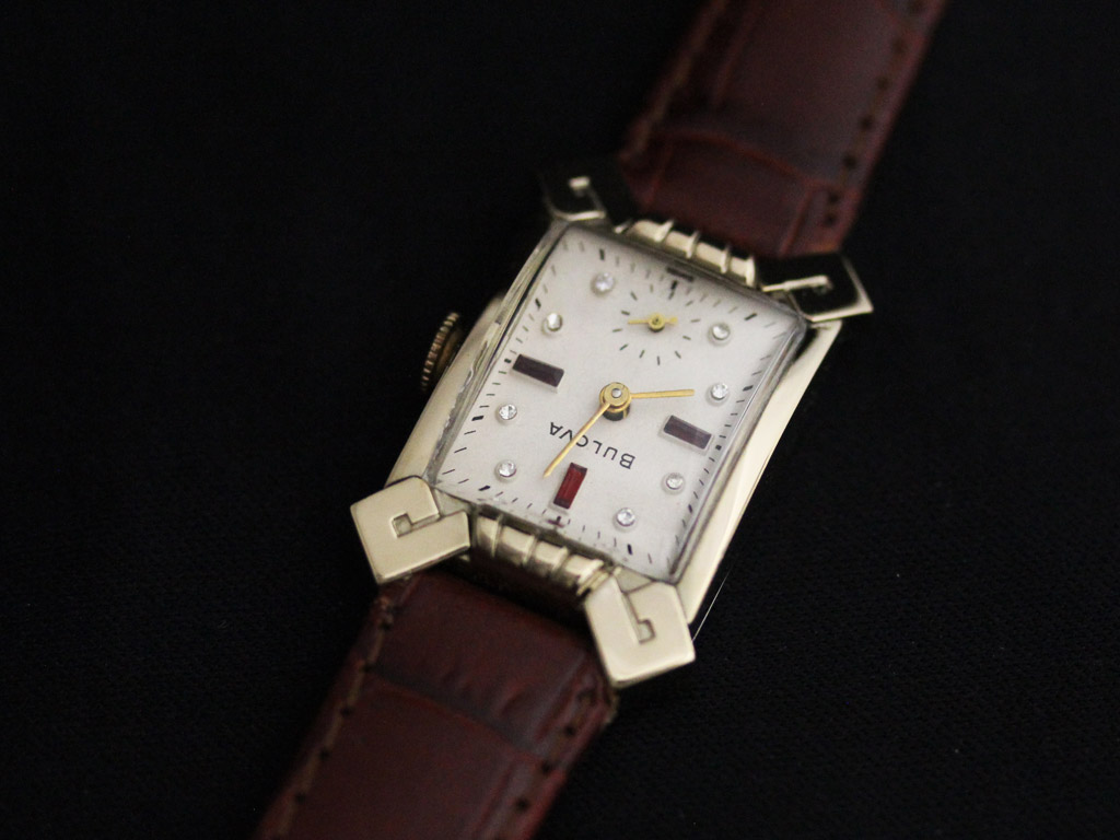 ブローバ 宝石と特殊な形のケースを持つアンティーク腕時計 【1940年製】