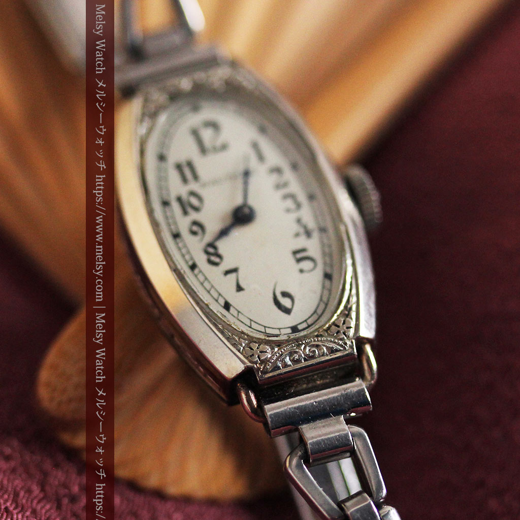 ウォルサムの上品な楕円形の女性用アンティーク腕時計 【1931年製】箱付き